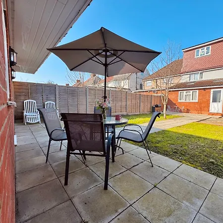 Garden 1-Bed Flat 30Min To Downtown & Free Parking Apartment
